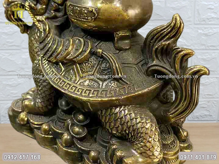 Từng họa tiết hoa văn được chạm khắc tỉ mỉ